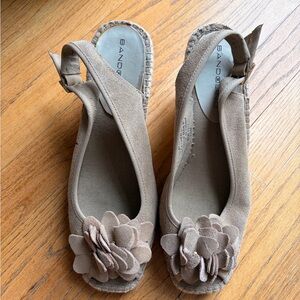 Bandolino Beige Floral Espadrilles